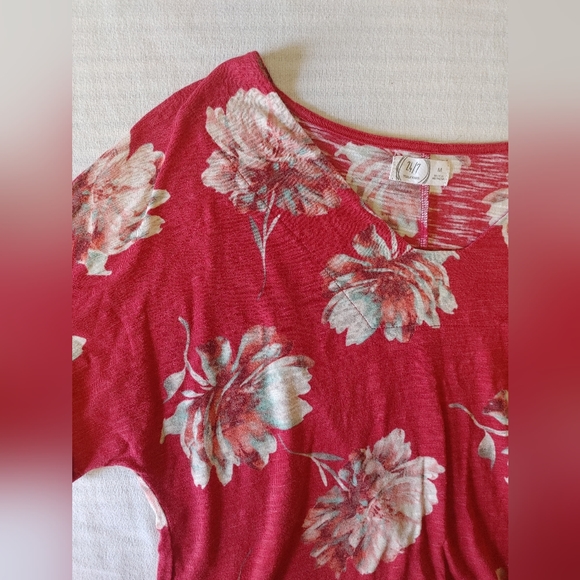 MAURICE'S Red Floral V-Neck Blouse Size Medium - Picture 6 of 6